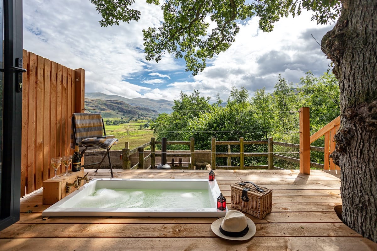 Helvellyn Hut Outdoor Decking and Japanese Soaking Tub